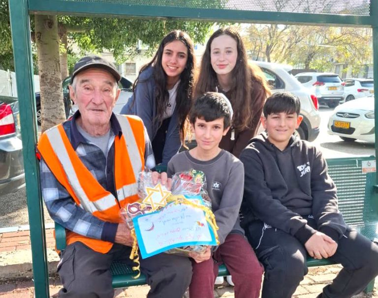 מחווה מרגשת: עובד הניקיון של בית הספר הוותיק באור עקיבא זכה לחיבוק