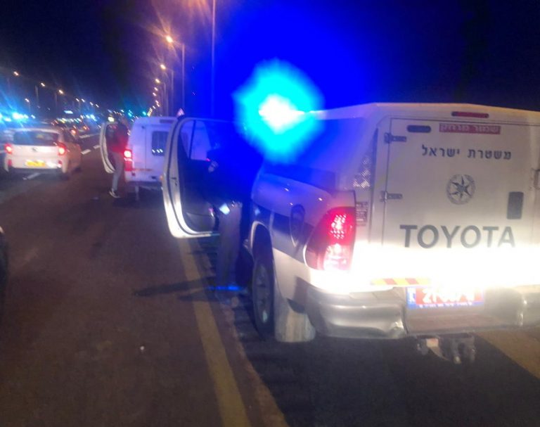 צפו בתיעוד מסוף השבוע: ניידת התהפכה במהלך מרדף בחדרה [וידאו]