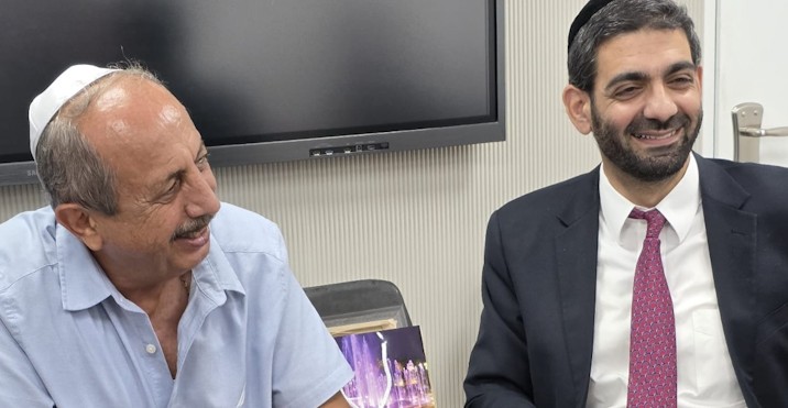 "רואה בעיר בית שני": השר לשעבר שזכה להוקרה יוצאת דופן באור עקיבא