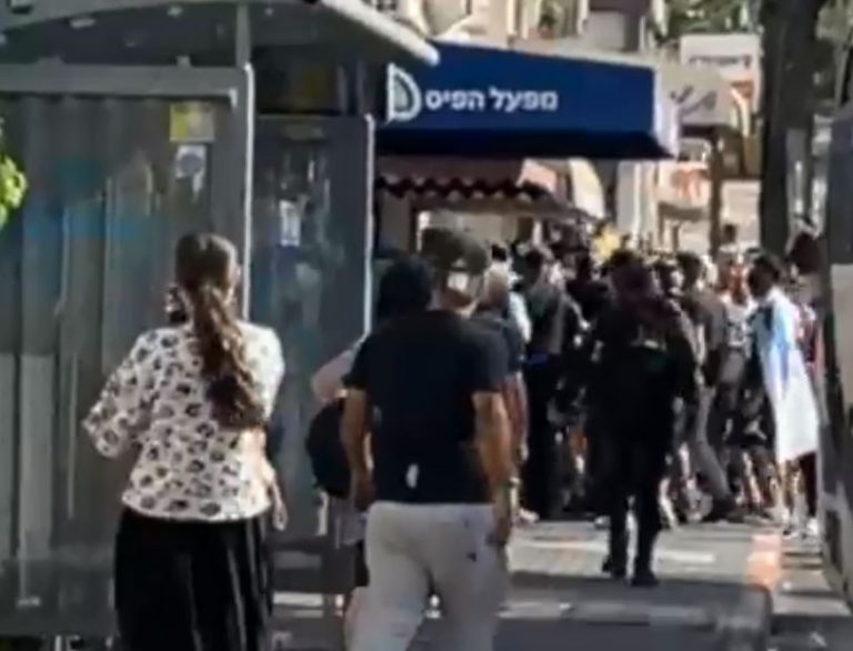 המתיחות בישראל: 15 עצורים, דקירה וקטטות בין יהודים לערבים בחדרה [וידאו]