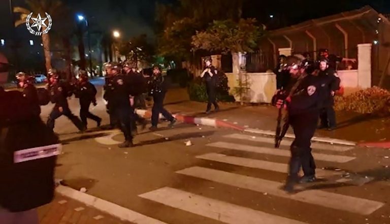 המשטרה עצרה 4 מפרי סדר באום אל פאחם, ופיזרה מחאה בלתי חוקית; שוטר נפגע
