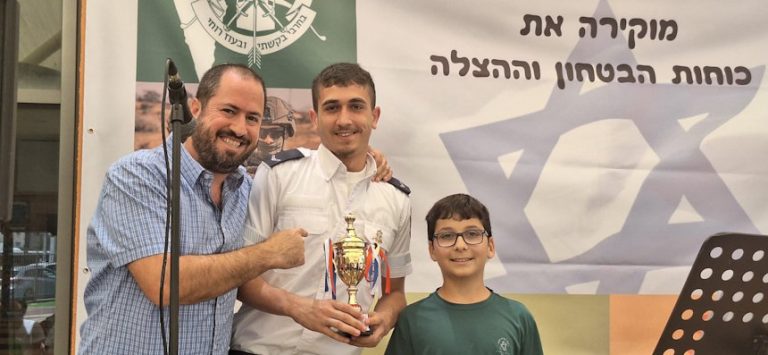 מרגש באור עקיבא: התלמידים העניקו גביעים לגיבורים – וחייל נאלץ לחזור לגזרה באמצע האירוע
