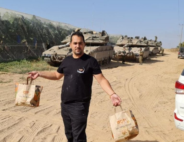 לראשונה: השף יוסף גנון מפרדס חנה הקים חומוסיה בתוך מוצב צה"ל תחת אש הלחימה מעזה
