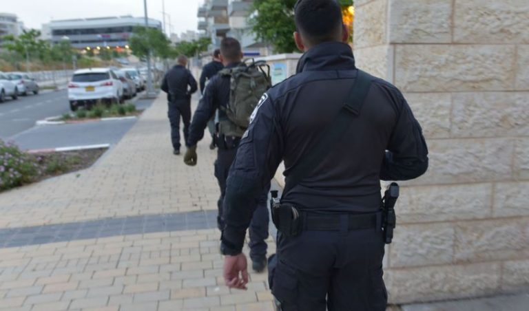 שוטרי תחנת חדרה קיבלו מידע על דירה בעיר – ועצרו צעיר כבן 30