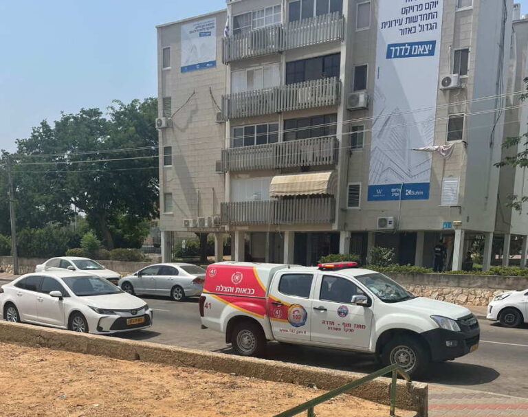 מחשש לקריסה: דיירים מבניין בשז"ר אור עקיבא פונו מבתיהם; העירייה: "גורמים בעלי אינטרס הזעיקו כוחות למקום" [תמונות]
