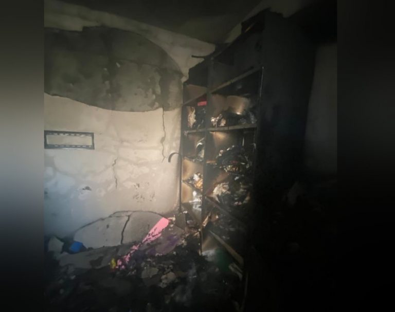 הלהבות פרצו בקומה השנייה – לוחמי האש חדרו לדירה הבוערת בחדרה