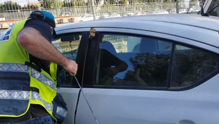 צפו || פרדס חנה: תינוק ננעל ברכב ונזקק לחילוץ [וידאו]