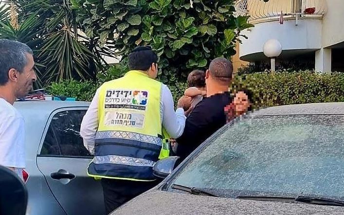 פרדס חנה: תינוק ננעל ברכב ונזקק לחילוץ
