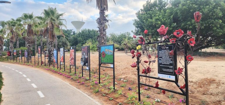 ביחד נפרח: מיצג האמנות שהוקם בציר המרכזי של קיסריה שנה לאחר טבח השבעה באוקטובר