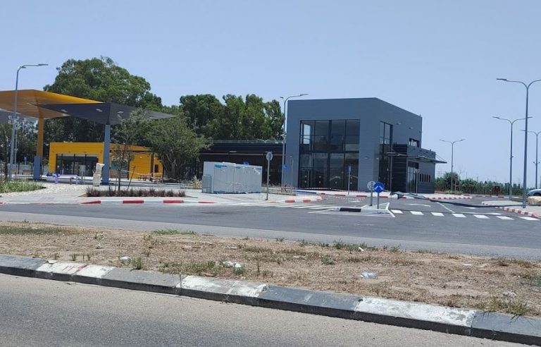 אישום: תושב חדרה גנב מחנות הנוחות בפז ברניצקי, המנהל תפס אותו עד להגעת השוטרים