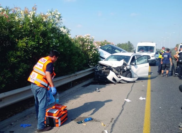 פצוע בן 42 בתאונת דרכים ליד מרכז מסחרי בפרדס חנה-כרכור