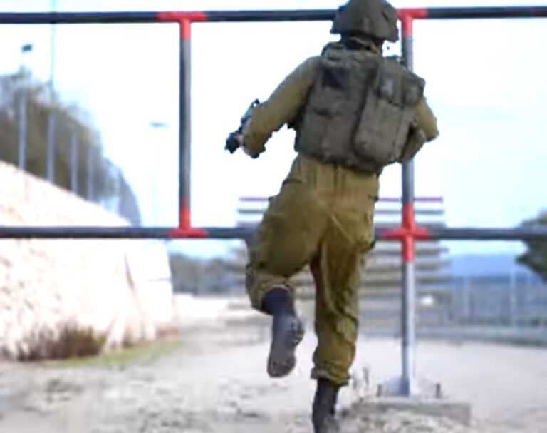 תושבי פרדס חנה-כרכור נותרו המומים: כתובות נאצה על מדבקות הנצחה לחיילים שנהרגו בעזה