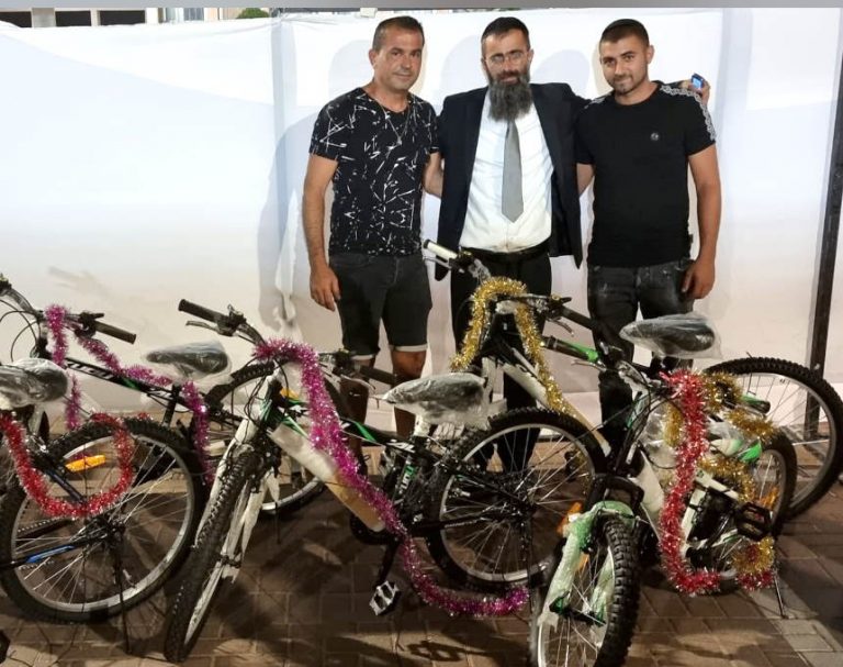 שמחת תורה, מוסיקה והגרלת אופניים: צפו בתמונות מבית המדרש במרכז אור עקיבא, אמש [אנשים]