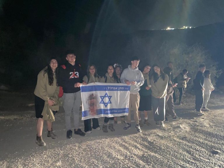 לב פתוח, דמעות של גאווה וחלום ישראלי אחד: המסע של התלמידים מאור עקיבא בעקבות בוגר בית הספר שנפל במלחמה