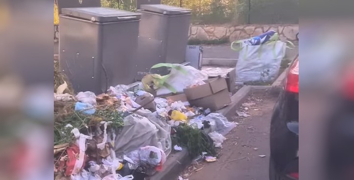 התושבים בפלמ"ח בפרדס חנה הפכו את הרחוב למזבלה – והשכנים זועמים: "אנשים בלי בושה"