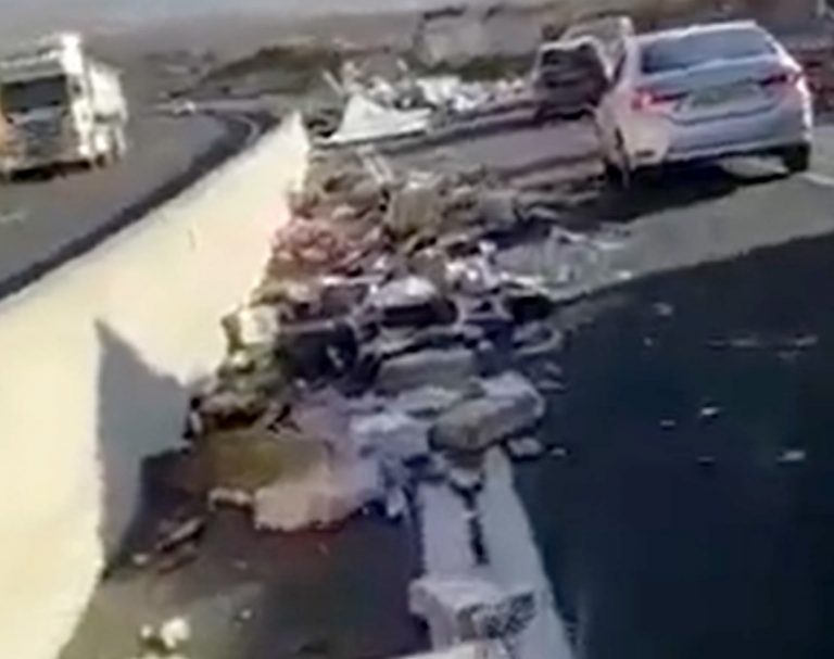 צפו בדיווח: הזמנתם חבילה מחו"ל לאחרונה? חבילות נפלו ממשאית בכביש 6 לאחר תאונה [וידאו]