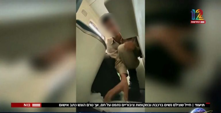 חשד חמור: חייל צה"ל מאור עקיבא הסתיר את מצלמת הטלפון הנייד שלו בשירותי הרכבת ותיעד נשים