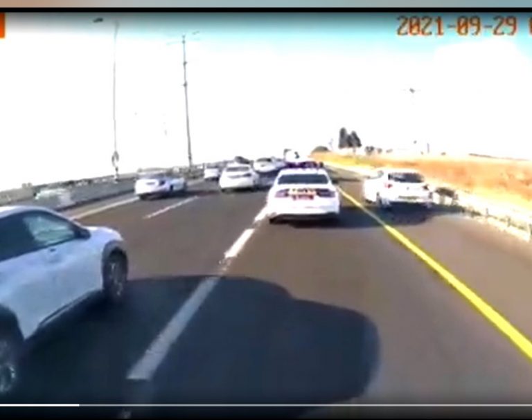 צפו: ניסה לעקוף ניידת של משטרת התנועה – בשוליים [וידאו]