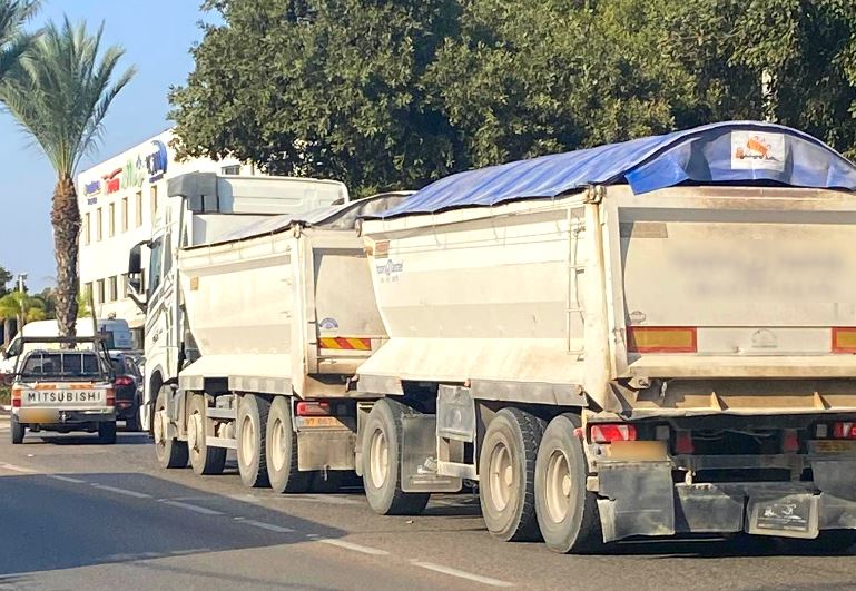 המועצה: מתקדמים להגבלת כניסת משאיות לפרדס חנה-כרכור בשעות העומס