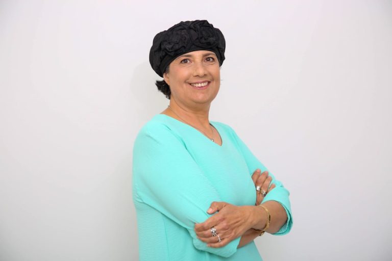 תושבת חריש יוצאת במסע להחזרת הקרבה לזוגיות – עם ספר חדש שמלמד איך לריב נכון