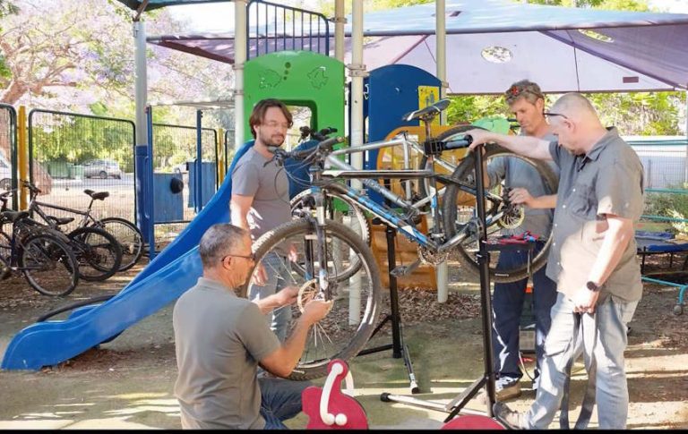 זקוקים לתיקון האופניים? בפרדס חנה-כרכור מציעים פתרון חינמי