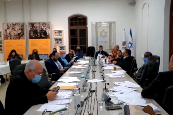 צפו: ישיבת מועצת עיריית חדרה – דוח פניות הציבור ותיקון חוק העזר לסלילה בעיר