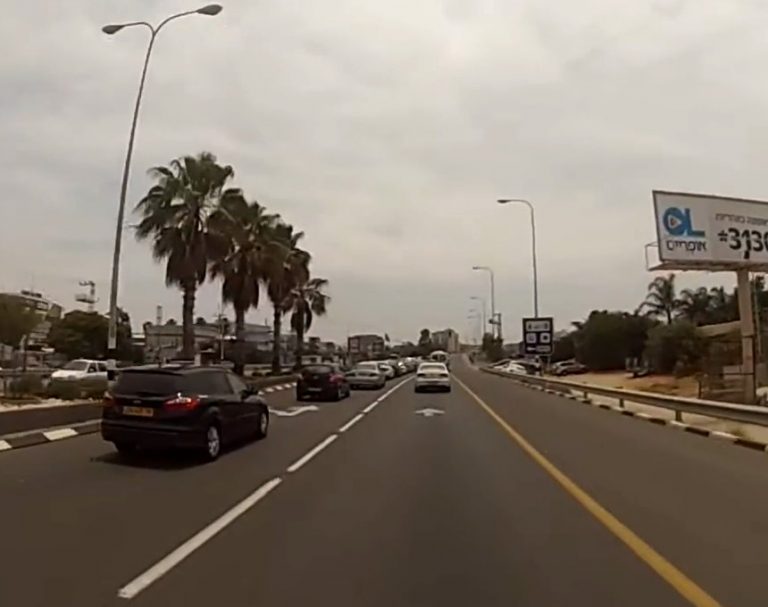 "נתיבי ישראל" חויבה לפצות תושב חדרה – לאחר שעלה עם רכבו על בור בכביש 4 וצמיג הגלגל נקרע