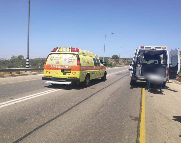 פצועים בתאונה בין שני אוטובוסים ורכב פרטי בכביש 6 סמוך לגבעת נילי