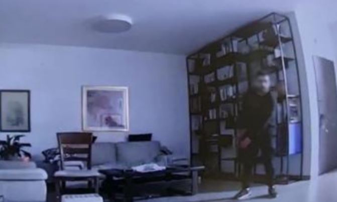 תיעוד: פורץ הדירות נתפס על חם בעודו מסתובב בתוך הבית