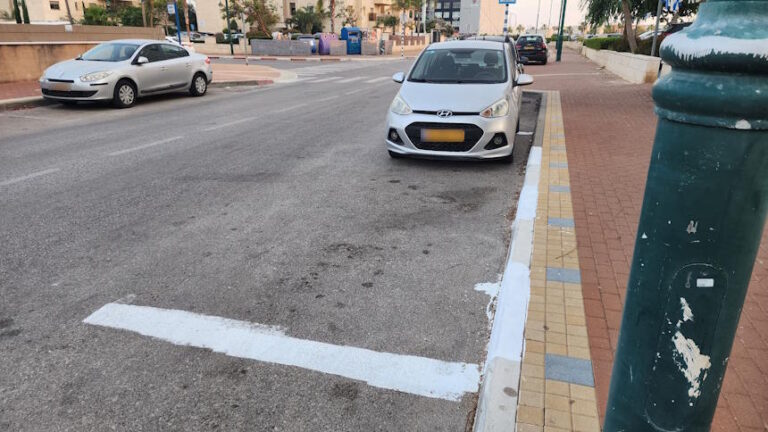 שיא החוצפה: צבעו אבני שפה וסגרו חנייה פרטית בשכונת היובל באור עקיבא