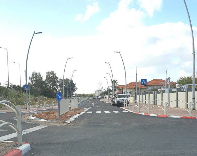 לאחר שנתיים וחצי של המתנה, אפשר לברך בשעה טובה: רחוב ביאליק המלא באור עקיבא נפתח לתנועה