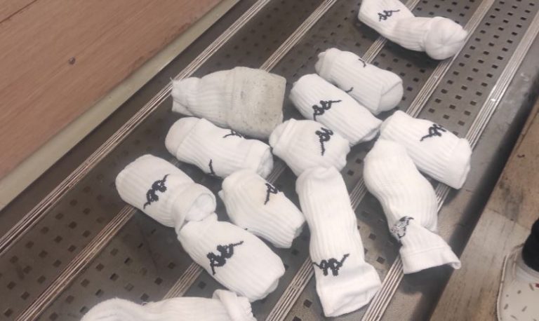 בלשי נתב"ג נדהמו: זה מה שניסה להבריח חוזר מחו"ל בתוך גרביים