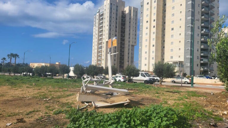 כאילו פגעה בה רקטה: מה קרה לתחנת האוטובוס הזו באור עקיבא? | צפו בתמונות