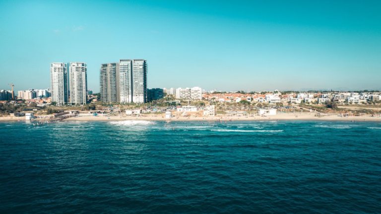 שירותי חוף מתוגברים, מסעדות בחוף אולגה וכפר הים וחניון חדש: עונת הרחצה 2025 נפתחה בחדרה