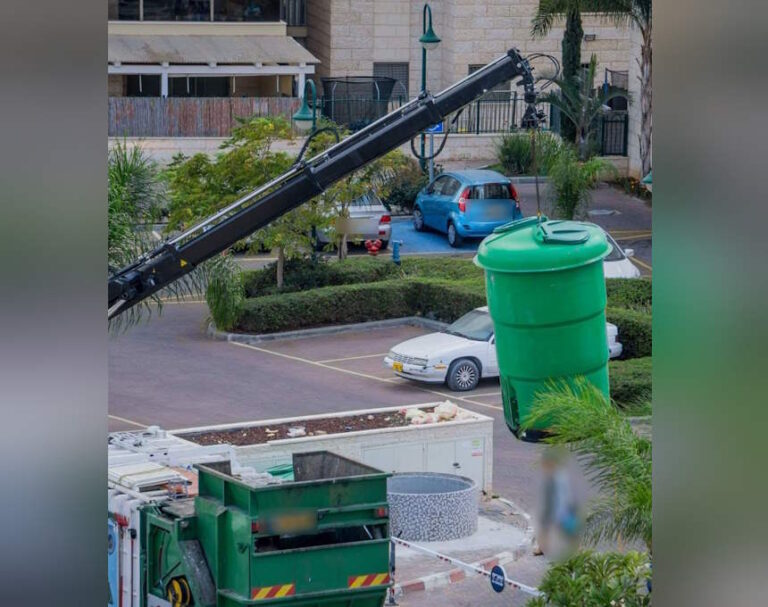 אור עקיבא | משאית פינוי האשפה פגעה במחסום הכניסה לחנייה – ובעירייה מתנערים מאחריות [וידאו]