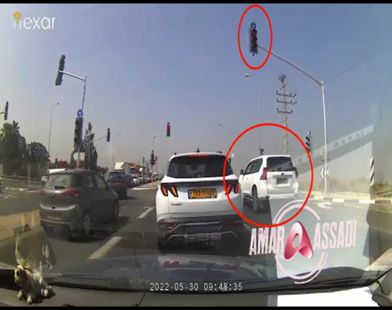 חוצפה שהיתה יכולה להיגמר באסון: שני ג'יפים חצו צומת סואן ברמזור אדום [וידאו]