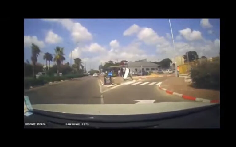 אור עקיבא | נכנסה לנתיב נגד כיוון הנסיעה, הנהג בלם ברגע האחרון [וידאו]