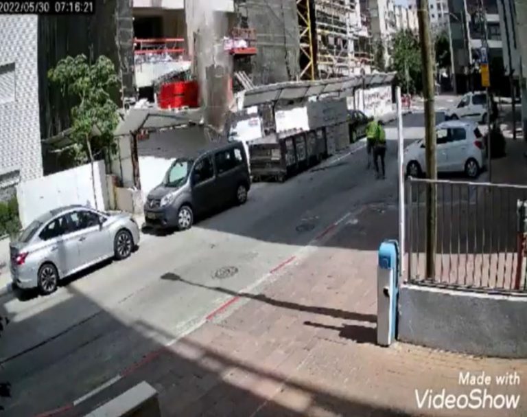 הסתיים בנס: מטען נשמט ממנוף ונפל על רכב ומדרכה [וידאו]