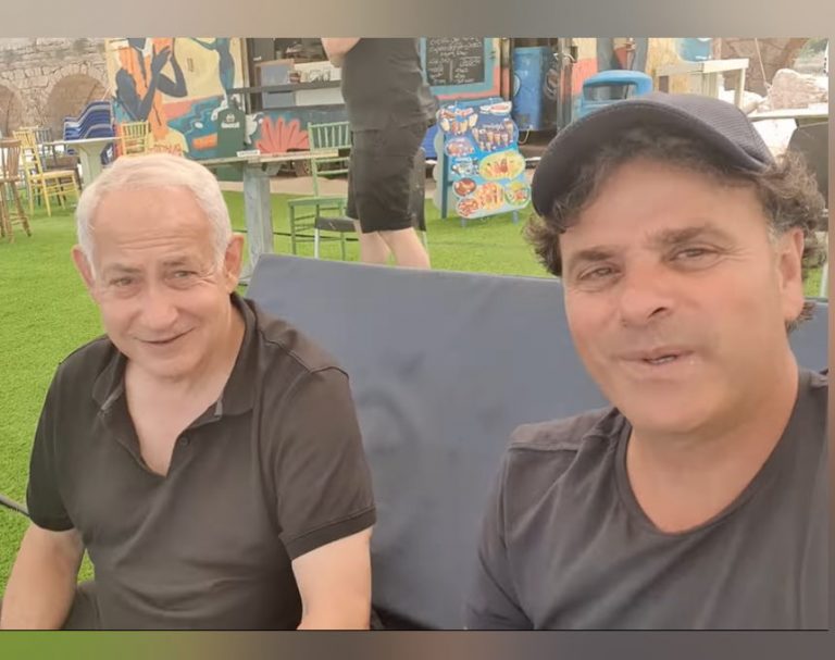 לאן לקח אמיר ג'נאח מקיסריה את יו"ר האופוזיציה ושכנו, נתניהו, ברחבי היישוב? [וידאו]