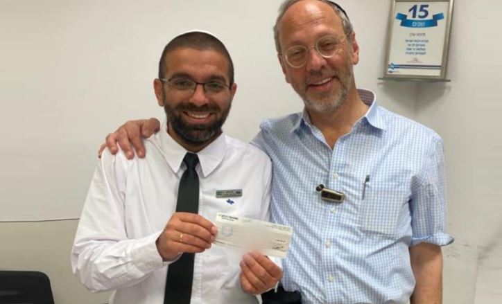 עובד הניקיון ברכבת ראה ארנק זרוק ברציף וכשבדק פרטים מזהים גילה צ'ק עם סכום אסטרונומי