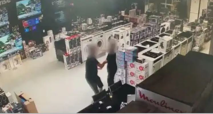 צפו: בגלל ויכוח על עסקה – מכות ודקירות בחנות מוצרי חשמל [וידאו]