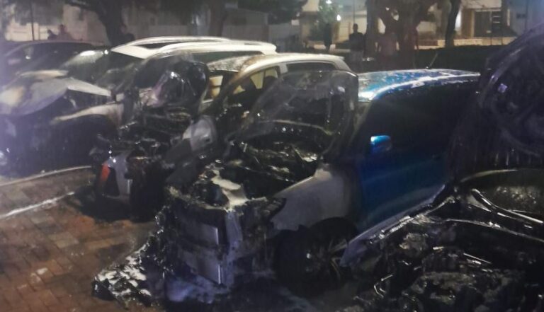 חשד: הציתו 2 רכבים במתחם מול החוף וילג' ורחוב החלוץ בחדרה