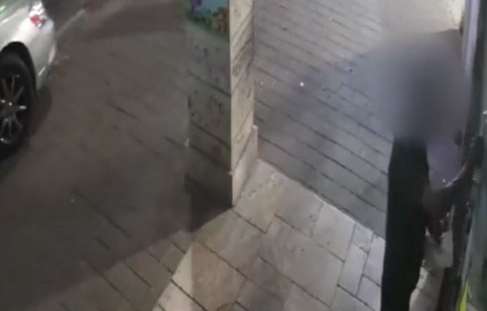 תלש עשרות מזוזות מפתחי חנויות ונתפס על חם [וידאו]