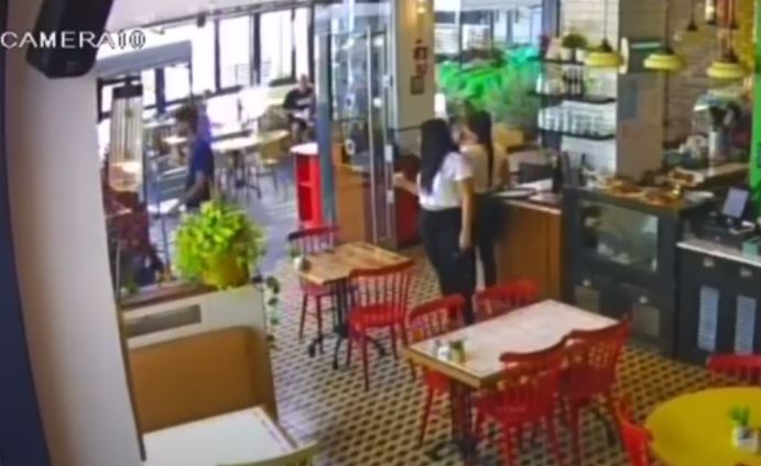 צפו: בן 40 התפרע, הטיל אימה וביקש קפה ללא תשלום בבית קפה [וידאו]