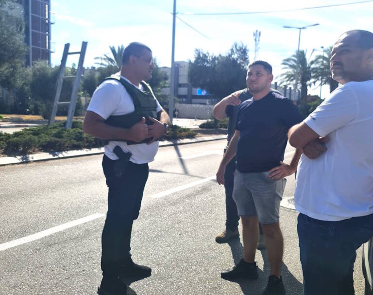 אור עקיבא בצל המלחמה | ארקדי גדילוב יזם סיורי ביטחון עם מתנדבים; מאות תושבים גויסו ללחימה