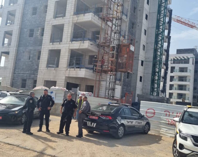 שהייה בלתי חוקית מתחת לאף: מעצר שב"חים באתרי בנייה בחדרה ובמספרה באום אל פחם