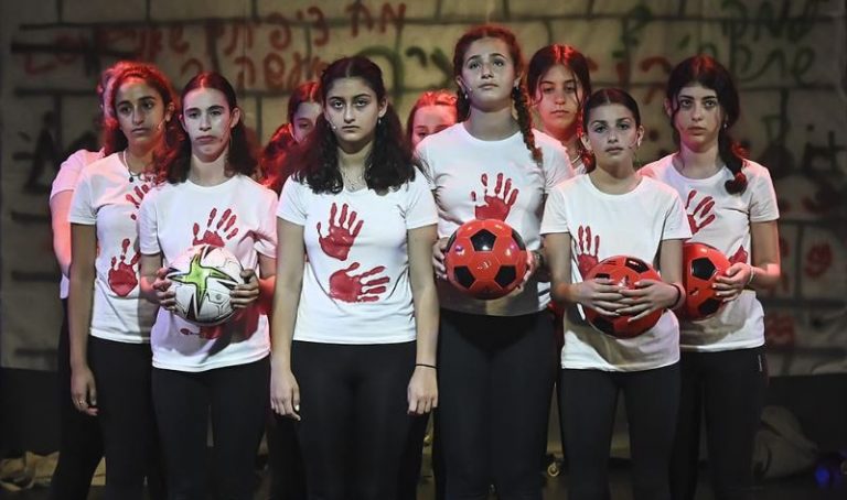 מול 900 תלמידים וקהילה: אנסמבל תיאטרון 'כרמים' בנימינה העלה את מופע 'שנות הקסם'