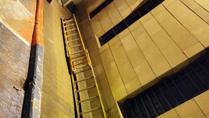 שני פורצים לדירה נתקעו במרפסת ללא סולם – השוטרים קפצו עליהם