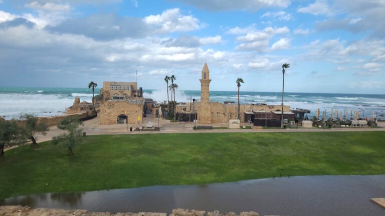 נתפס הפורץ למסעדה המוכרת בנמל קיסריה; כתב אישום הוגש נגדו