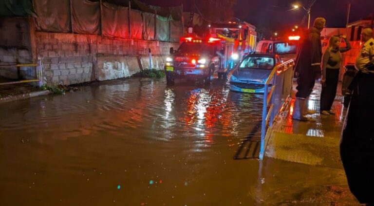 תביעת נגד עיריית חדרה: חברת ביטוח דורשת פיצוי על נזקי הצפה לרכב שאירעה בעיר